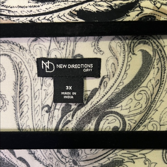 new directions Black and White Paisley Tunic Top - Picture 2 of 6